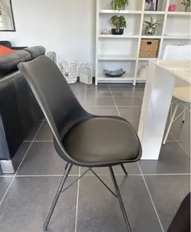 lot de 3 chaises blanche et 3 chaises noirs