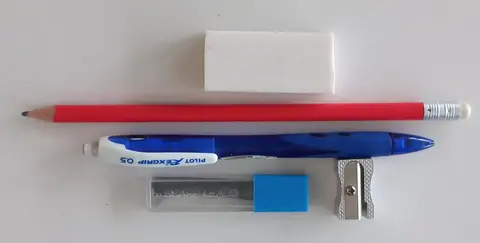 Porte-mines (Ø = 0.5) + mines + crayon à papier + taille-crayon + gomme