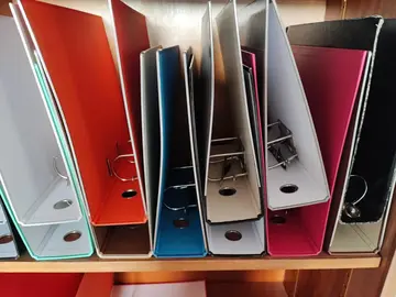 nombreux classeurs à dos large