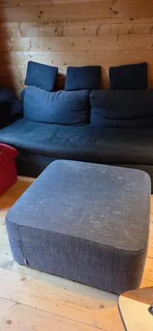 grand canapé avec coussins et pouf