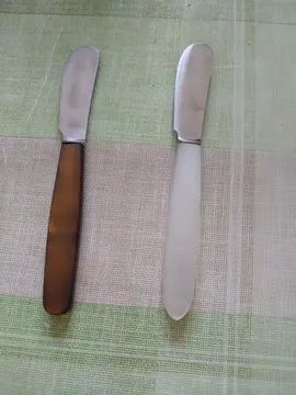 2 couteaux à beurre