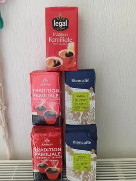plusieurs paquets de café moulu