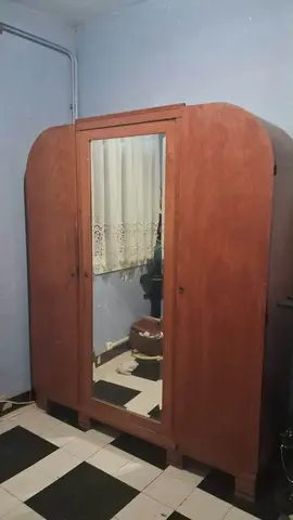 trois gros meubles en bois