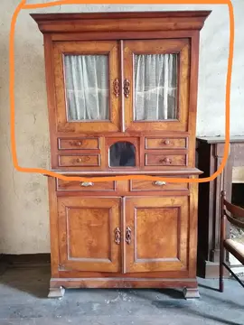 Donne la partie haute de ce petit buffet