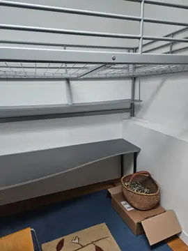 lit mezzanine Ikea et bureau - !deux pieds raccourcis