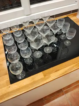 Lot de coupes à champagne, verres à vin, verres à moutarde