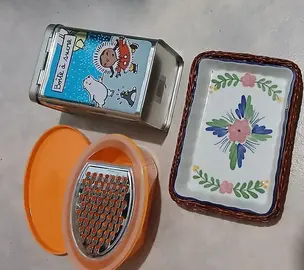 râpe, sucrier, petit plat