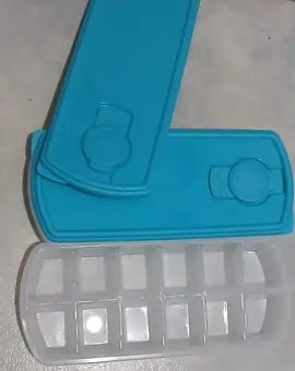 Deux bacs à glaçons