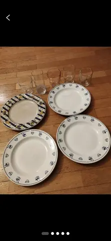 4 assiettes et 5 verres