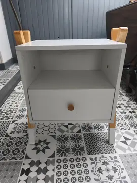 petite table de chevet en très bon état