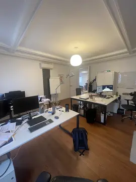 5 Bureaux et 2 armoires