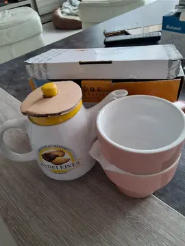 une petite théière et 2 tasses neuves