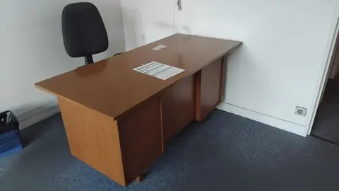 Bureau et table d'examen médical