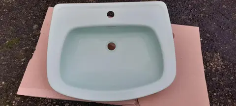 lavabo vert clair et son pied