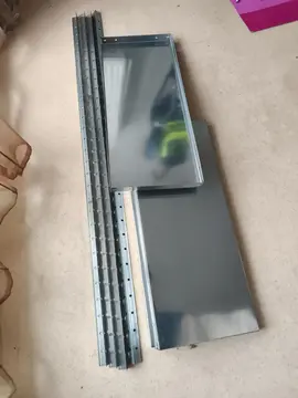 Étagères metaliques