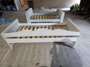 lits d'enfant ikea et chaise évolutive