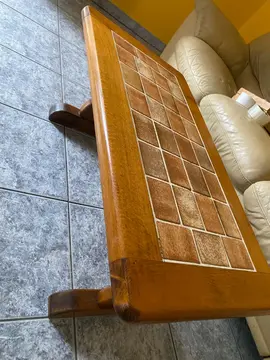 Table basse bois et carrelage