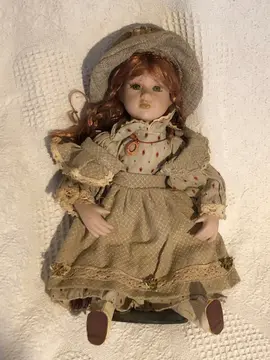 poupée en porcelaine