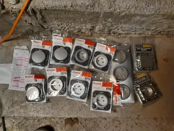 lot de prises, interrupteur, poussoirs....