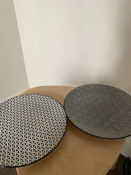 2 assiettes environ 25 cm