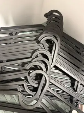 20 cintres a IKEA noir