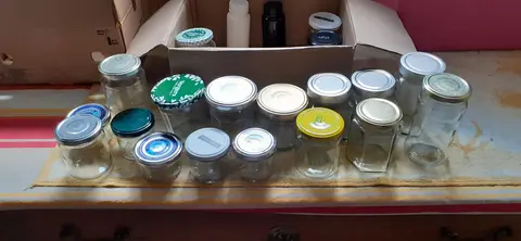 petits bocaux en verre et flacons en plastique