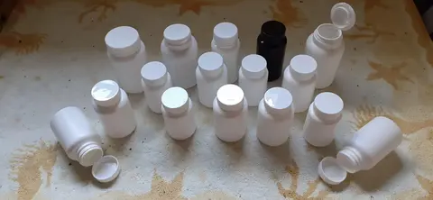 petits flacons en plastique