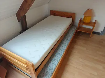 2 lits gigognes, le 2ème couchage peut être remonté au niveau du 1er. 86 x 194 cm. 1 armoire pender