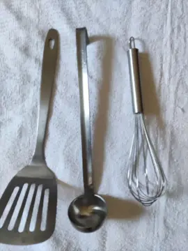 louche, spatule et fouet.