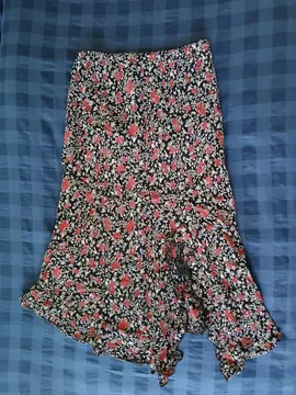 Jupe à fleurs sur fond noir T. 36