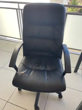 Chaise de bureau noire cuir (ou simili)