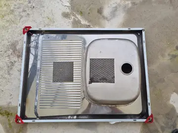 évier en fer couleur aluminium