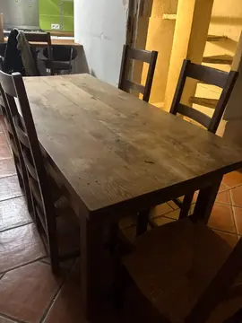 Belle table à manger en bois