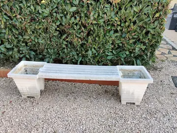banc avec pot de fleurs