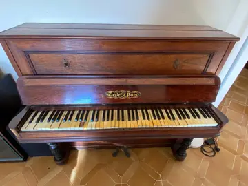 Piano droit ancien en bois – marque française (Paris)
