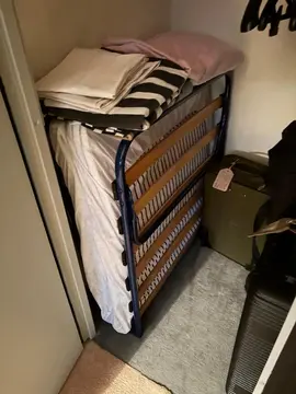 Lit pliant 1 place avec matelas et alèse de protection