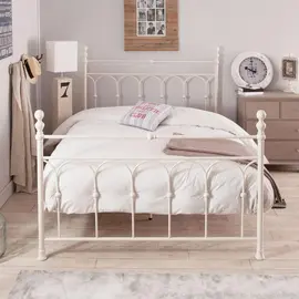 Donne deux chaises et un lit simple