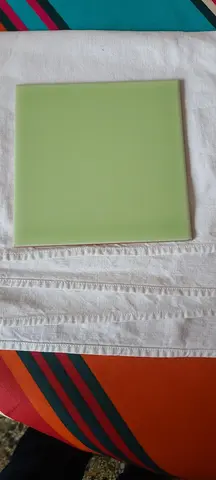 33 carreaux de faïence vert brillant neufs. 15sur 15.5/15