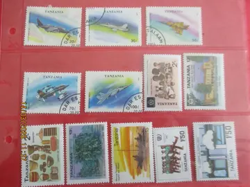 12 timbres oblitérés deTanzanie
