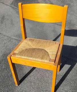 6 Chaises assise paille , 1 assise abîmée et une deuxième tachée