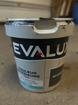 moitié pot de peinture gris
