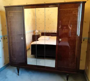 mobilier chambre armoire miroir , lit et un chevet le tout en bon état