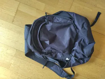 Sac à dos noir avec poche arrière renforcée pour ranger un ordinateur portable