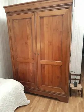 armoire plaqué noyer , H205 L136 P58, le haut de l'armoire se détache,