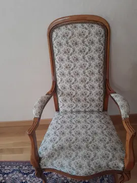 fauteuil tapissier avec grand dossier très confortable, encadrement noyer