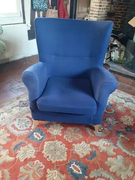 fauteuil en bon état, très solide, propre, mais avec des traces des griffes chat