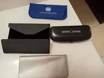 différentes pochettes de lunettes