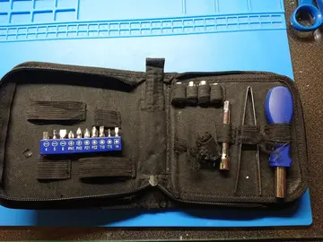 Petite sacoche avec quelques outils