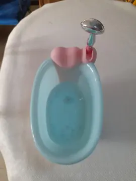 petite baignoire avec douchette.