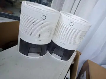 deux petits déshumidificateur